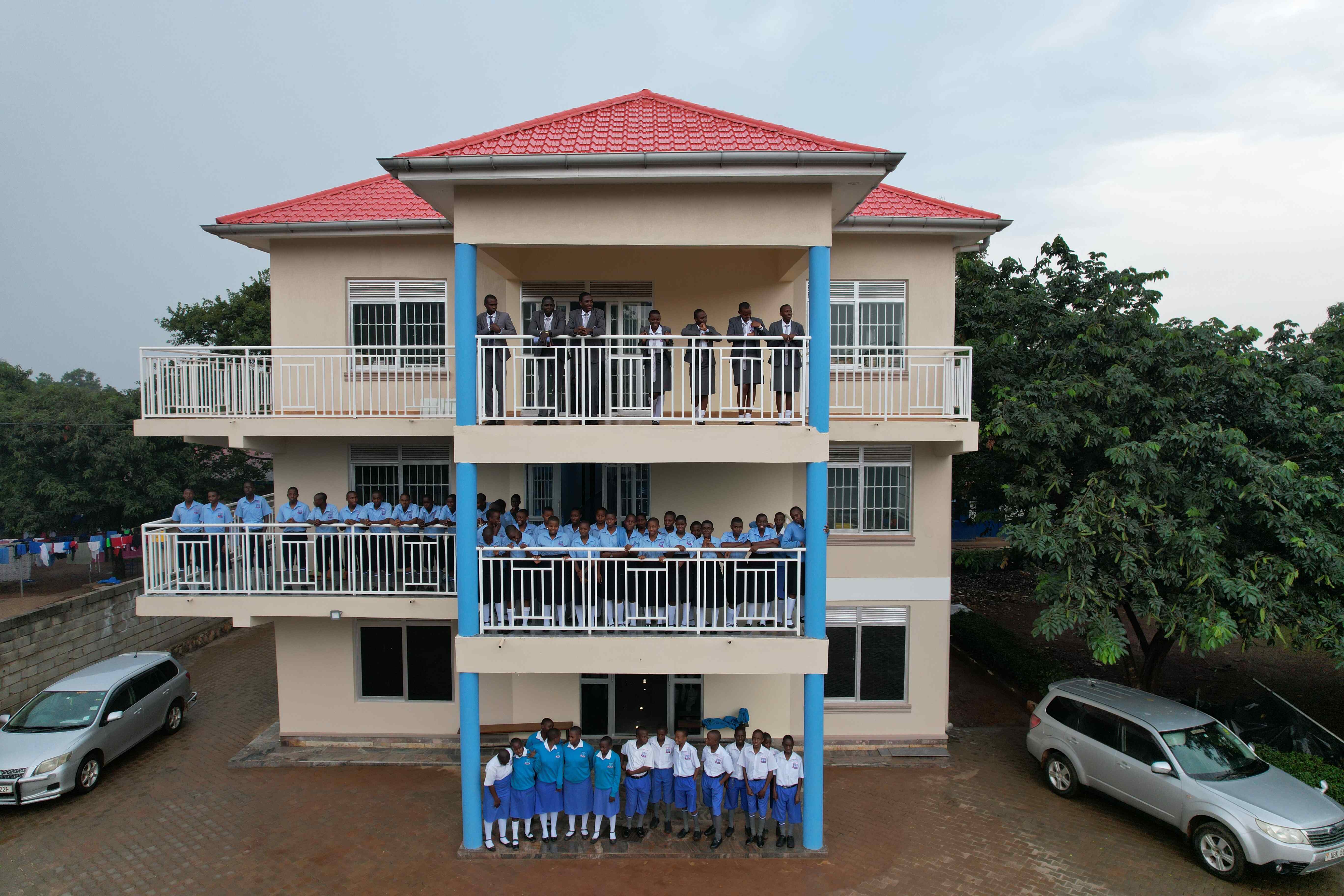 Wampeewo Ntakke — School grounds and facilities